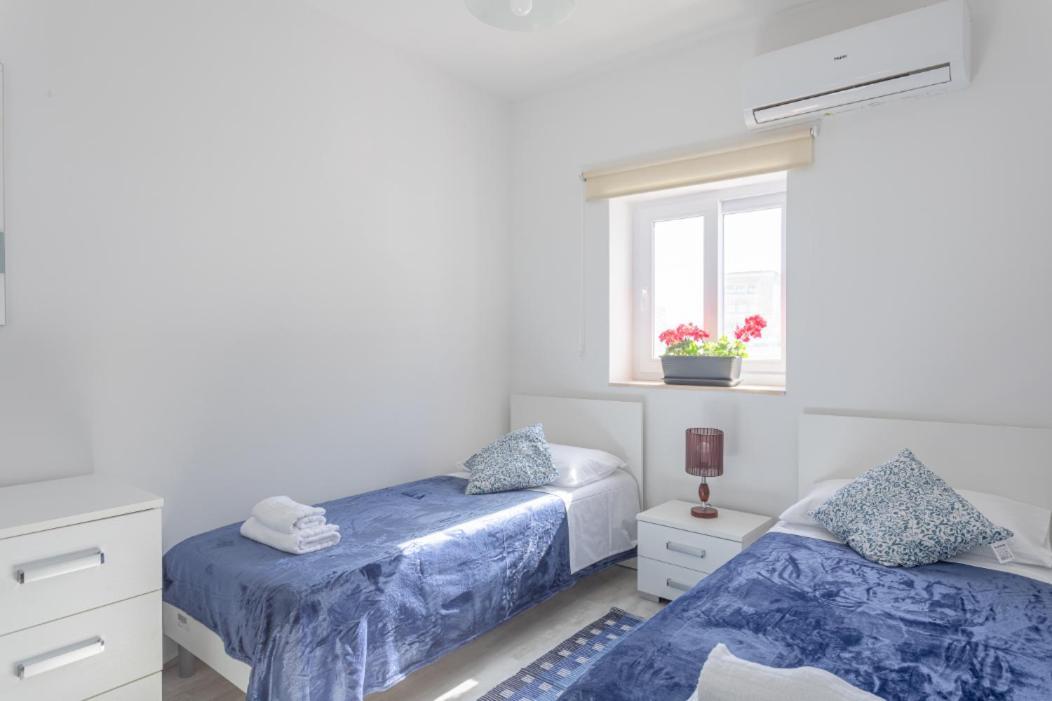 F5 3, Private Two Single Beds Shared Bathroom In Shared Flat Homestay
