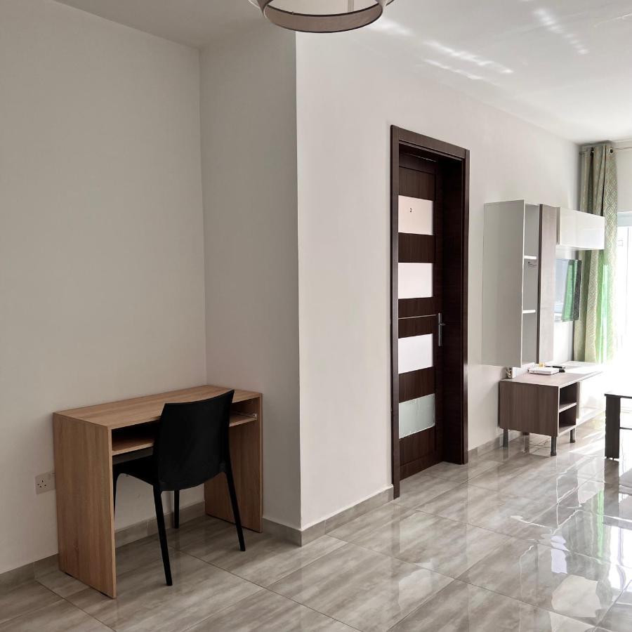 F5 3, Private Two Single Beds Shared Bathroom In Shared Flat Homestay